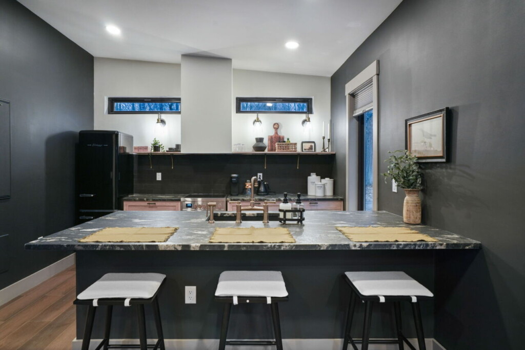 ac8bec6c87fabe424e8f4aa792a06fb36b4bd5280310b0814af417633c83e646 c64e04bb98 v0 w1280xh0 rDEF.jpg